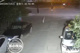 实拍！情侣马路中央吵架，女子赌气躺地上，结果被轿车重重辗压图片
