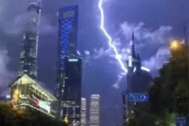 被“劈”上热搜的东方明珠：通过避雷针系统引流 东方明珠安然无恙图片