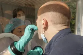 英国天空卫视记者在北京体验快速检测：中国经验 我们要学图片