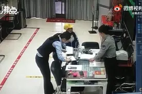 小学生捡钱原地等待失主 交给银行请求帮助寻人图片