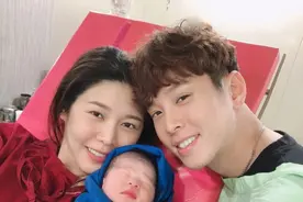 女艺人4胎产女，大方晒侧身哺乳照，产后气色超好像少女图片