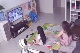 广西一女子在家中晕倒，女儿却还在盯着电视看，网友：狼来了图片