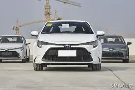 1.8L+全独悬，油耗4.1L日系自动挡三厢合资家轿，带你看丰田雷凌图片