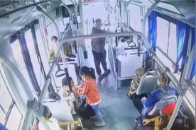 农民工上公交蹲坐麻袋上，小女孩拉他起来还为他戴上新口罩图片