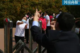 河南援湖北医疗队回家！郑州公交车长隔空求婚，用无人机送上戒指图片