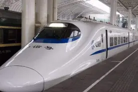 为何美国人不愿意修建高铁呢？看到美国“硬座”火车，才瞬间明白图片