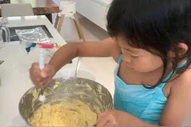立威廉晒照，5岁女儿穿蓝色仙女裙出镜，十分懂事帮做家务图片