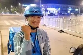 累到睡着的98年外卖小哥加入救援队一线抗洪：理想是做消防员图片