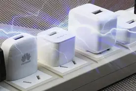 手机充完电千万记得拔！否则就危险了图片