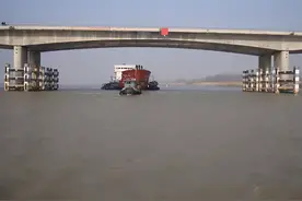 开船连驾驶室都要拆掉？船过矮桥太难了图片