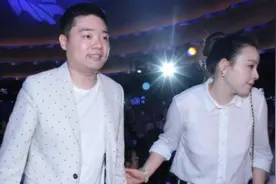 江苏小伙打台球身价过亿，美丽妻子做经纪，曾说读书无用图片