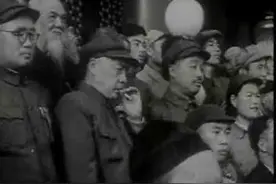 开国大典上陈毅竟然在偷偷抽烟，还被摄像师无意间记录下来图片