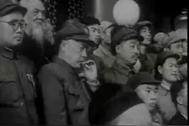开国大典上陈毅竟然在偷偷抽烟，还被摄像师无意间记录下来图片