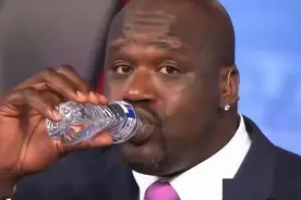同样是喝水，看看姚明、奥尼尔和博班，谁喝出了口服液的感觉？图片