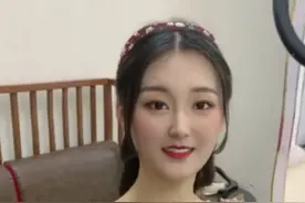 大衣哥儿媳回门宴造型曝光，撞脸乡爱王云？被曝娘家是镇上首富图片