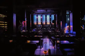 20米超长吧台、超现实迷幻风设计，今晚就来LIVE HOUSE燥起来图片
