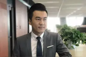 从新疆走出的央视主持人：曾做战地记者，采访各国政要，还为国家领导人做翻译！图片