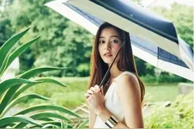 雨中的花折伞图片