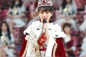 SNH48年度总选冠军李艺彤，穿着红色披风好精致图片