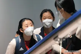 女排抵达日本现场：排队坐椅子玩手机，朱婷紧挨郎平，日媒赞女排图片