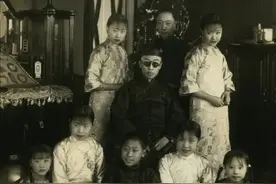 20年代溥仪与弟妹九人罕见合影图片