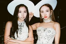 TWICE，好有感觉的双人合影图片
