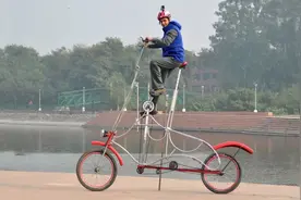 印度小伙自制巨型自行车，高度达到3米，骑在街上吓坏路人！图片