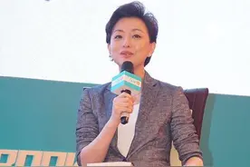 49岁杨澜干练优雅气质依旧，43岁董卿打扮俗气似市场大妈图片