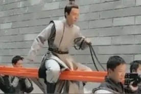 拍戏不敢骑马，他们骑马是这样拍的，有些女演员让人肩膀扛着跑图片