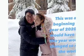徐子淇夫妇出游，她粉衣配蝎子辫像女团，大雪天相拥老公笑成憨憨图片