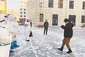 哈尔滨街舞女孩高新妍，寒风中等4小时给防疫人员跳“感恩舞”图片
