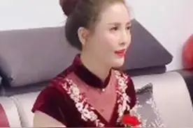 年轻婆婆超体贴，为不抢儿媳风头特意穿显老的旗袍，网友：羡慕了图片