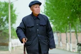 90岁老人遭村民嘲笑，省委书记下乡时意外发现，他是特等功臣图片