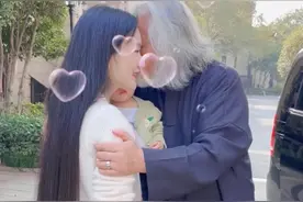 张纪中临出差吻娇妻，被指老婆眼里带杀气女儿嫌弃，本尊愤怒回怼图片