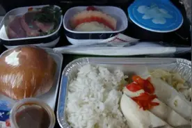 南航飞机餐，厦航飞机餐，川航飞机餐，网友：没有对比就没有伤害图片