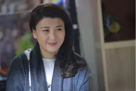 演艺圈著名孝子闫学晶，为何拔下父亲氧气管后，哭着给母亲下跪？图片