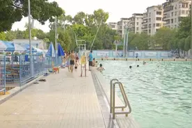 市游泳场所有场次开放，游泳需要注意以下事项图片