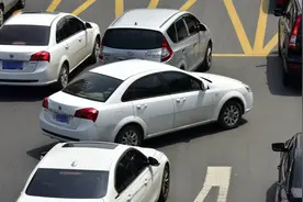 前车强行加塞，后车故意撞上去，这责任算在谁头上？交警给出答案图片