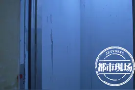 江西吉安一小区电梯内气味刺鼻，物业：刷油漆除"牛皮癣"图片
