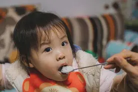 每顿喂孩子吃“软饭”，不仅伤脾胃孩子还长不高，许多老人这么喂图片