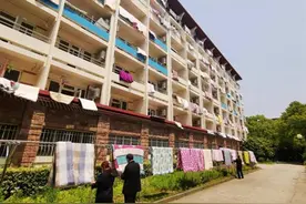 人还没返校被子先帮你晒好了！这所大学还有4000多条在“排队”图片