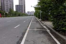 以前路边停满了车子，为什么现在竟然一辆车都没有？都去哪儿了？图片