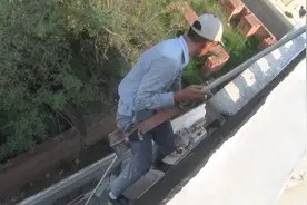 建筑工人20多米高空粉墙仅绑一根绳子，路人看到另一端不淡定了图片