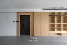 传统的室内门太普通了，现在流行装隐形门，在背景墙上不易察觉图片