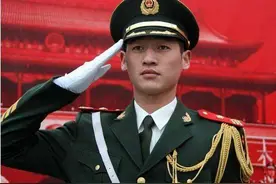 “中国第一升旗手”高红甫：退伍后婉拒百万年薪，原因令人感动图片