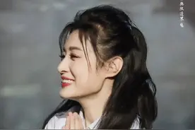 53岁周涛天生丽质，穿白衬衫扎高马尾美成白月光，笑起来灿若星辰图片