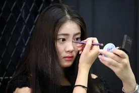 农村现象：回村成村姑，返城变女神，农村女孩子为啥这样做图片