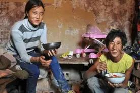 小夫妻工地搬砖月入过万，丈夫7000，老婆3000,攒钱回家盖大房子图片