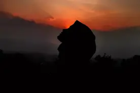 真正聪明的人，都懂“笑着低头”图片