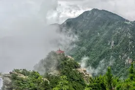 素有“匡庐奇秀甲天下”之美誉，其中著名的三叠泉瀑布图片